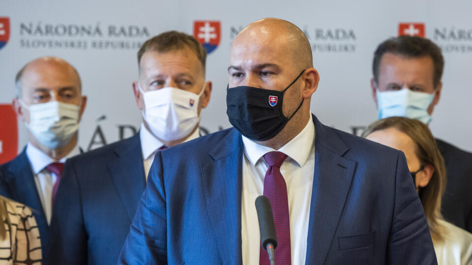 Na snímke druhý zľava predseda Národnej rady SR a predseda hnutia Sme rodina Boris Kollár a tretí zľava šéf klubu Sme rodina Peter Pčolinský počas tlačovej konferencie Sme rodina k očkovaniu v Bratislave 2. júla 2021. FOTO TASR - Jaroslav Novák