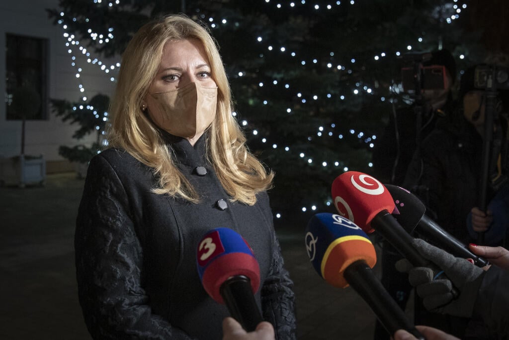 Prezidentka SR Zuzana Čaputová rozsvietila vianočný stromček pred Prezidentským palácom. Urobila tak spolu s rodinou lekárov - vedúceho covidového oddelenia v Ružinovskej nemocnici MUDr. J. Smahu a lekárky MUDr. S. Smahovej z Kliniky detskej hematológie a onkológie LF UK a NÚDCH. Na snímke je lekár Samuel Nachtmann z covidového oddelenia ružinovskej nemocnice v Bratislave.