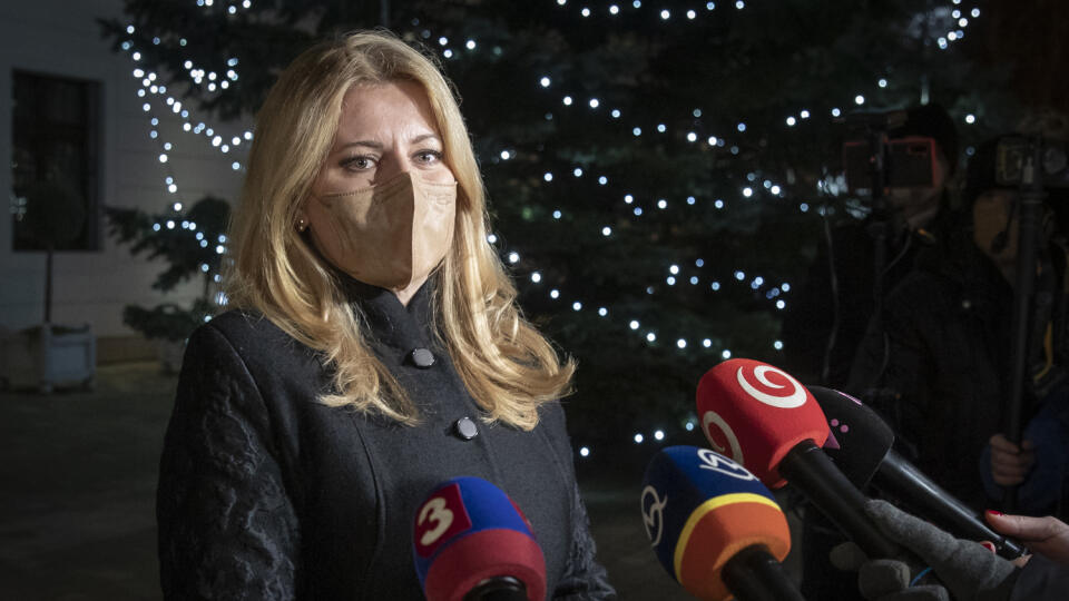 Prezidentka SR Zuzana Čaputová rozsvietila vianočný stromček pred Prezidentským palácom. Urobila tak spolu s rodinou lekárov - vedúceho covidového oddelenia v Ružinovskej nemocnici MUDr. J. Smahu a lekárky MUDr. S. Smahovej z Kliniky detskej hematológie a onkológie LF UK a NÚDCH. Na snímke je lekár Samuel Nachtmann z covidového oddelenia ružinovskej nemocnice v Bratislave.