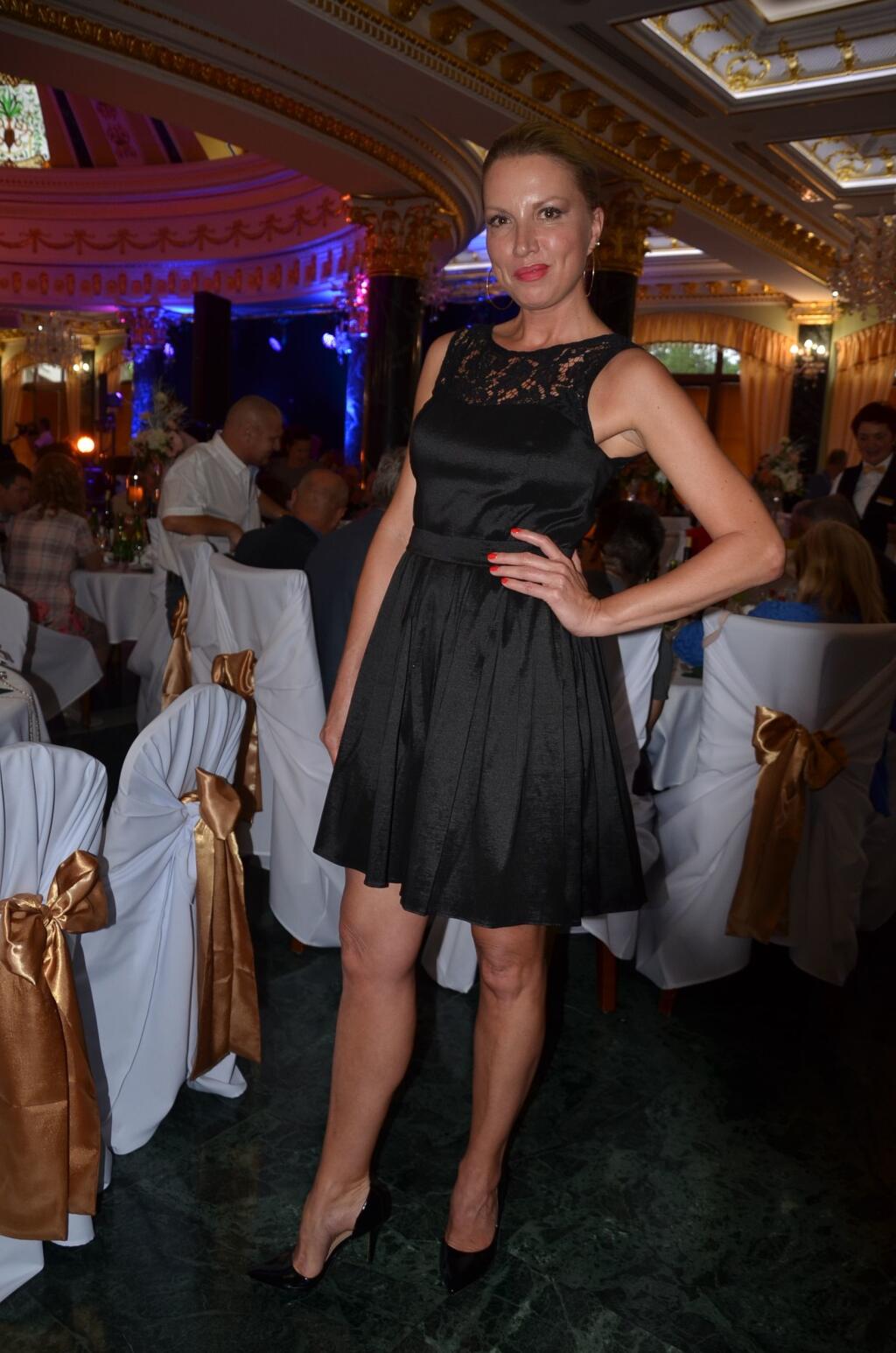 Takto sa nahodila sestra modelky Simony Krainovej Yvona Maleřová (50). Pôsobila nádherne a vzbudzovala u hostí veľký obdiv.