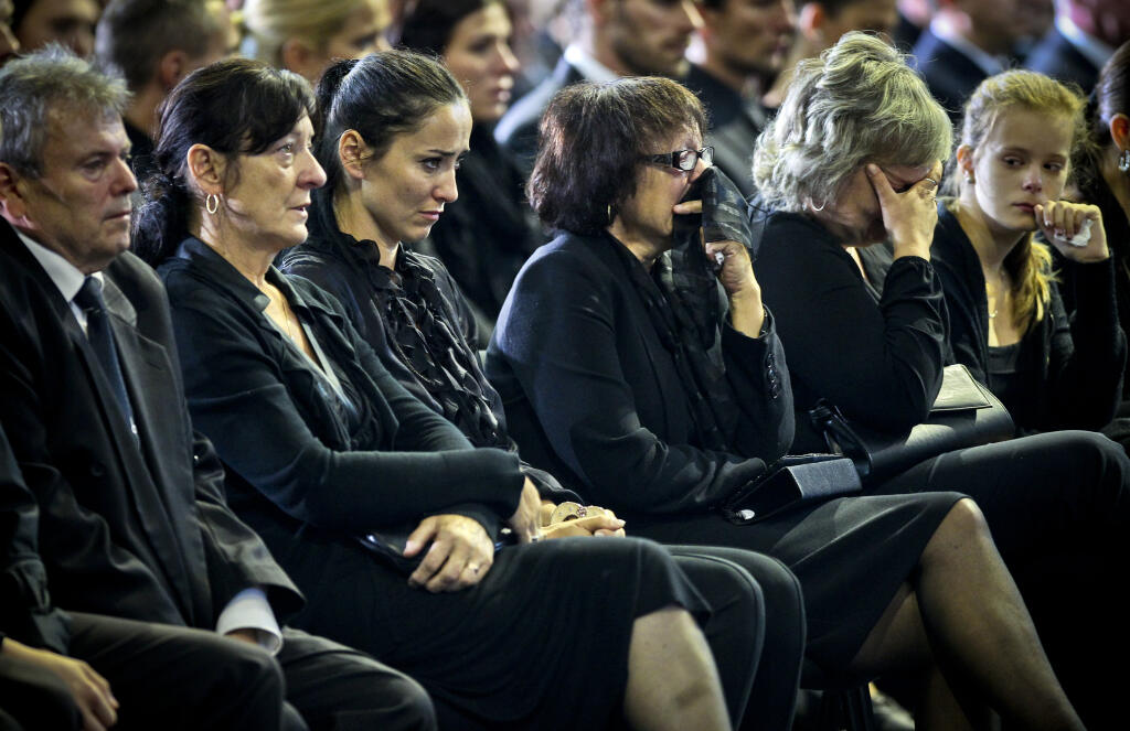 Na snimke tretia zlava Maria Demitrova pocas poslednej rozlucky so svojim zosnulym manzelom Pavlom Demitrom.
