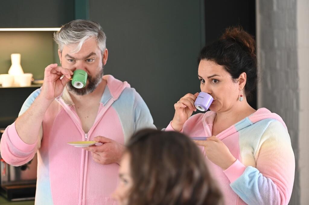 Petra ako nevesta, ktorá sa vydáva za profesora, ktorého hrá Samo Trnka.