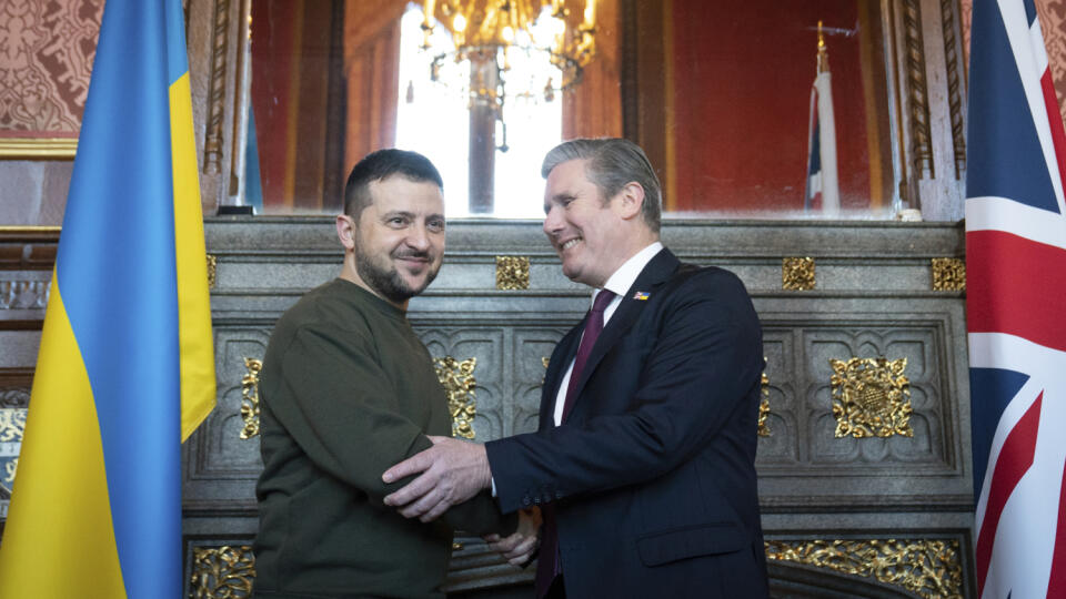 KK13 Londýn - Ukrajinský prezident Volodymyr Zelenskyj (vľavo) a líder britskej opozičnej Labouristickej strany Keir Starmer počas stretnutia v Londýne v stredu 8. februára 2023. Ide o Zelenského prvú návštevu v Británii od začiatku invázie Ruska na Ukrajinu. Britská vláda o nej informovala v stredu ráno. Najvyšší ukrajinský predstaviteľ absolvuje aj audienciu u britského kráľa Karola III., prihovorí sa k britskému parlamentu, uviedla vo vyhlásení britská vláda. Stretne sa i s ukrajinskými voja