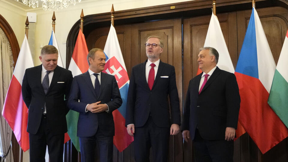 Predseda slovenskej vlády Robert Fico, predseda poľskej vlády Donald Tusk, predseda vlády Českej republiky Petr Fiala a predseda maďarskej vlády Viktor Orbán sa odfotili počas stretnutia V4 v Prahe.