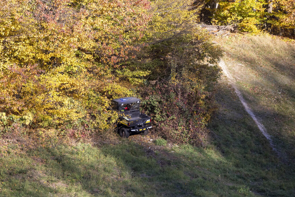Na snímke hasiči a policajti vynášajú telo tragicky zosnulého hokejistu Dušana Pašek.