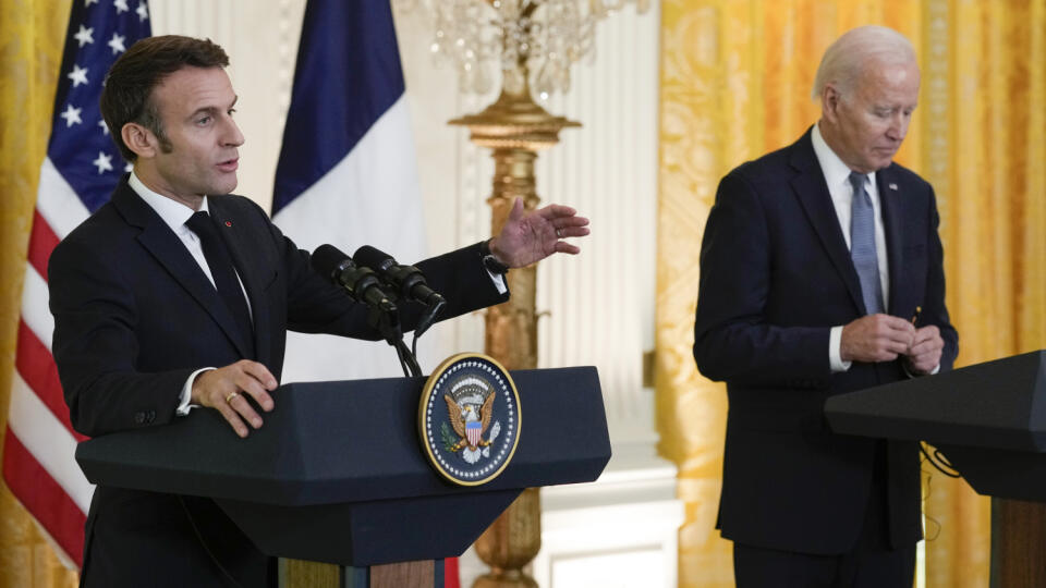 Emmanuel Macron a Joe Biden v Bielom dome vo Washingtone 1. decembra 2022.
French President Emmanuel Macron speaks during a news conference with President Joe Biden in the East Room of the White House in Washington, Thursday, Dec. 1, 2022. (AP Photo/Susan Walsh)