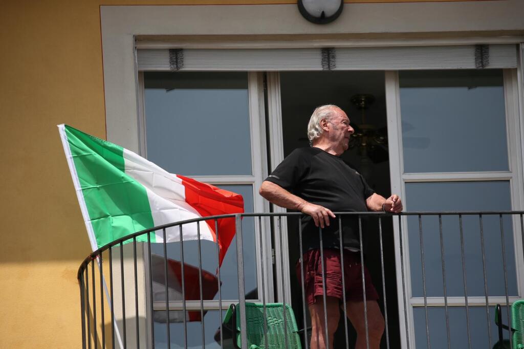 Štart 20. etapy Giro d´Italia vyvolal v mestečku Verbania-Valle Spluga ošiaľ. Stovky fanúšikov vyprevádzali cyklistov na 164-kilometrovú trať.
