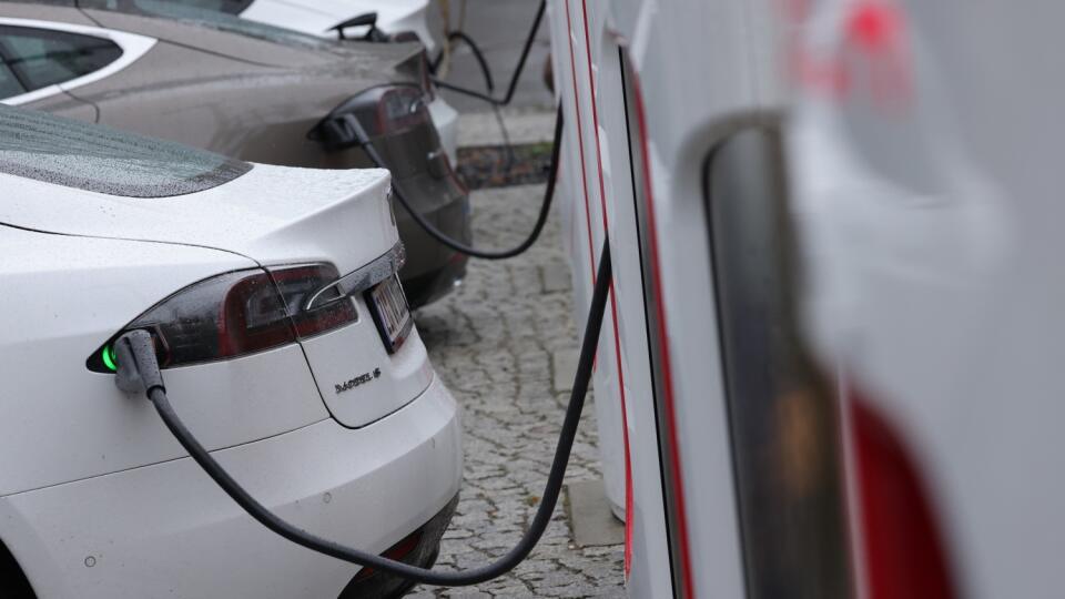 Tesla nabíjacia stanica