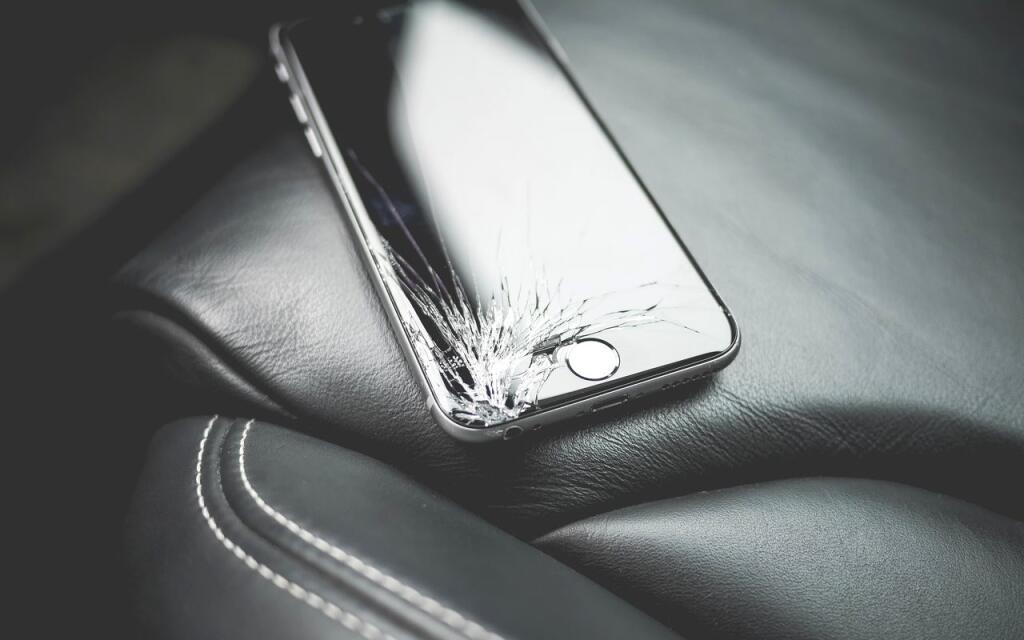 Koľko stojí oprava rozbitého displeja na Galaxy S8 či iPhone 7 a prečo to zamrzí