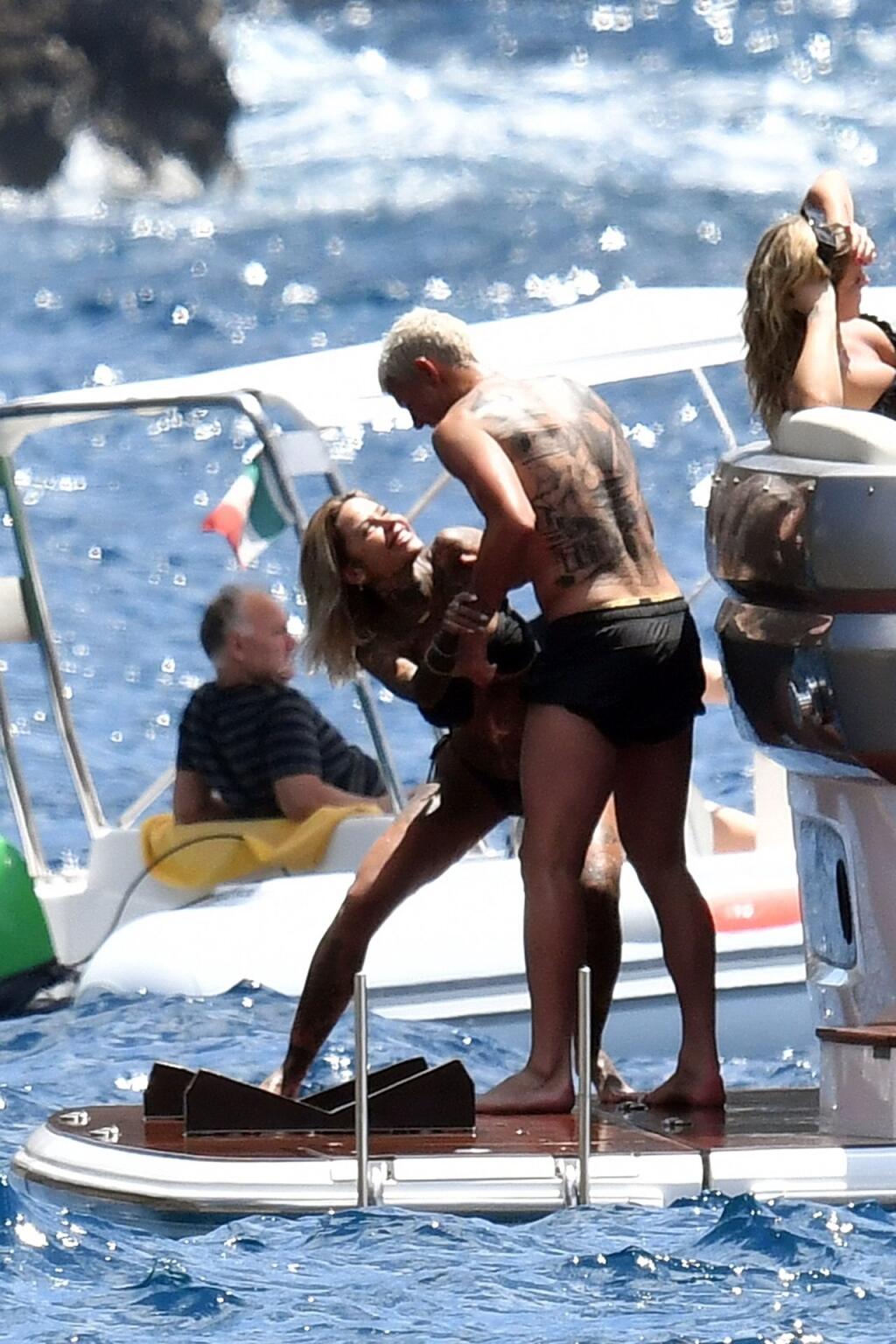 Futbalista Theo Hernandez a modelka Zoe Cristofoli si užili plavbu na jachte plnú erotiky.