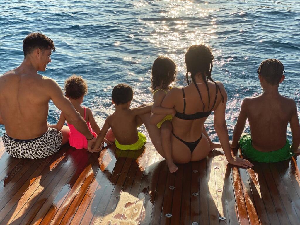Georgina na dovolenke využije každú príležitosť, aby podráždila zmysly svojich fanúšikov. Aj pri fotografovaní s deťmi.