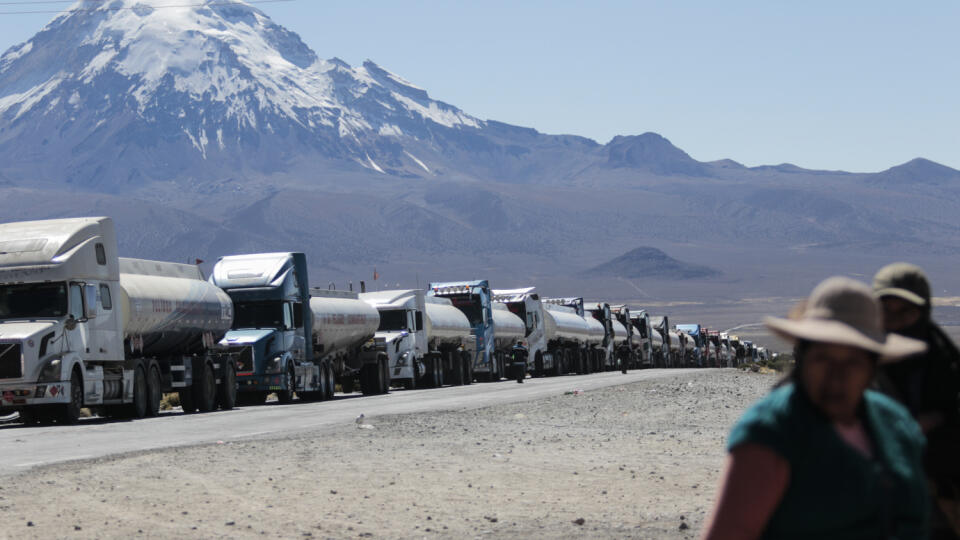 Tankers block the border with Chile in Bolivia