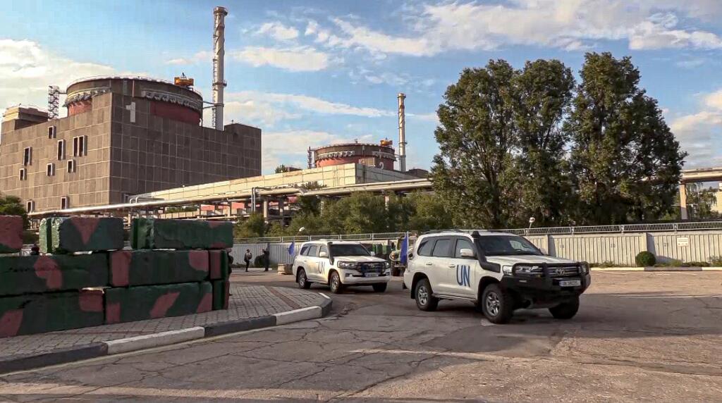 KK26 Záporožie - Na videosnímke autá s členmi Medzinárodnej organizácie pre atómovú energiu (MAAE) odchádzajú po návšteve Záporožskej atómovej elektrárni (ZAES) na juhu Ukrajiny 1. septembra 2022 v Záporoží. FOTO TASR/AP
In this handout photo taken from video released by Russian Defense Ministry Press Service on Friday Sept. 2, 2022, a motorcade with members of International Atomic Energy Agency (IAEA) leaves after inspecting the Zaporizhzhia Nuclear Power Plant in Enerhodar, southeastern Ukrain