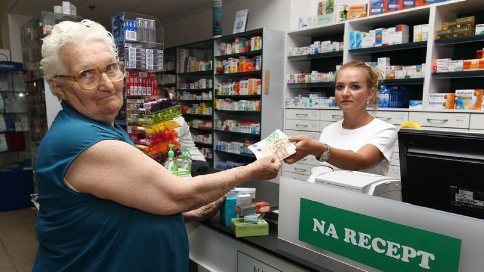 Zdravotne postihnutí pacienti aj dôchodcovia dostanú doplatky z liekov naspäť.