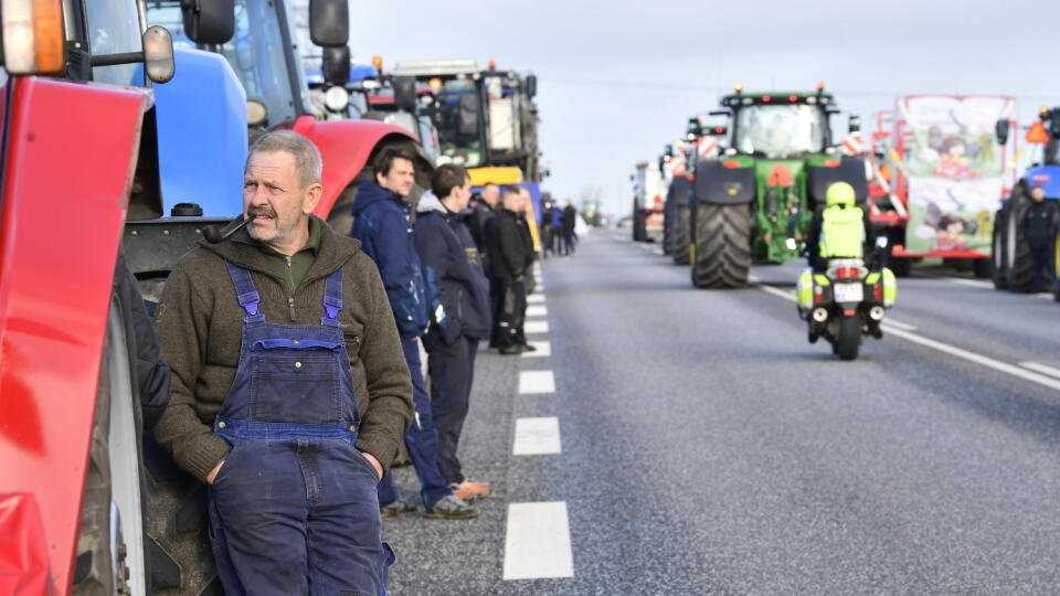 Zamestnanci norkových fariem protestujú na ceste v dánskom meste Holstebro v  severozápadnej časti Jutského polostrova.