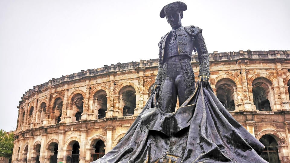 Pred arénou v Nîmes sa skvie socha toreadora s menom Nimeno II.