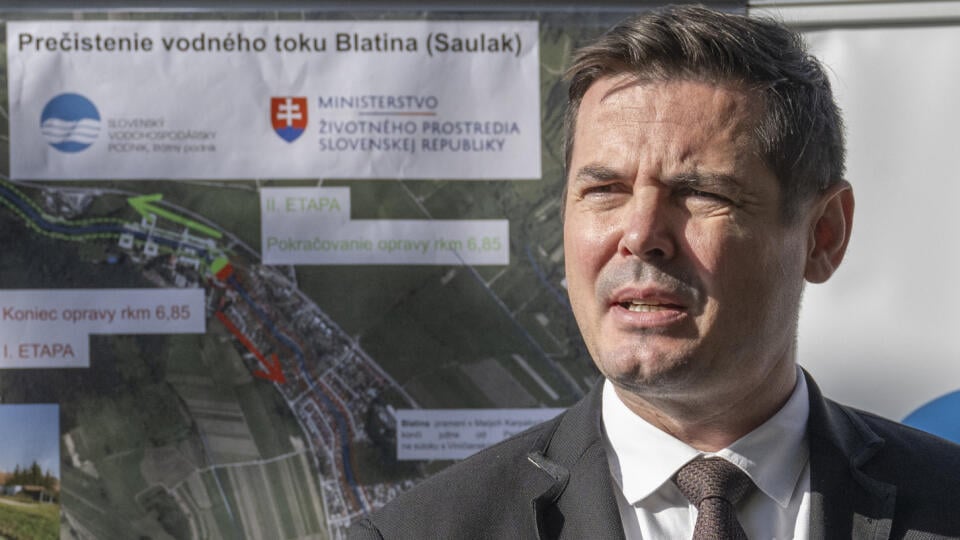 Na snímke generálny riaditeľ Slovenského vodohospodárskeho podniku (SVP) Jozef Moravčík počas brífingu s novinármi k priebehu čistiacich prác potoka Blatina v Pezinku v pondelok 28. októbra 2024. FOTO TASR - Martin Baumann