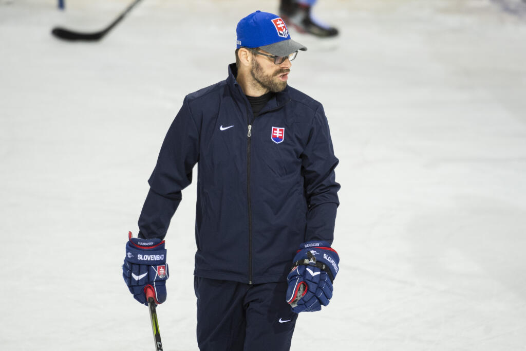Na snímke asistent trénera Michal Handzuš počas tréningu pred úvodným piatkovým zápasom proti Bielorusku v hale Olympijského športového centra, v ktorej sa budú hrať 84. majstrovstvách sveta v ľadovom hokeji v lotyšskej Rige vo štvrtok 20. mája 2021.
