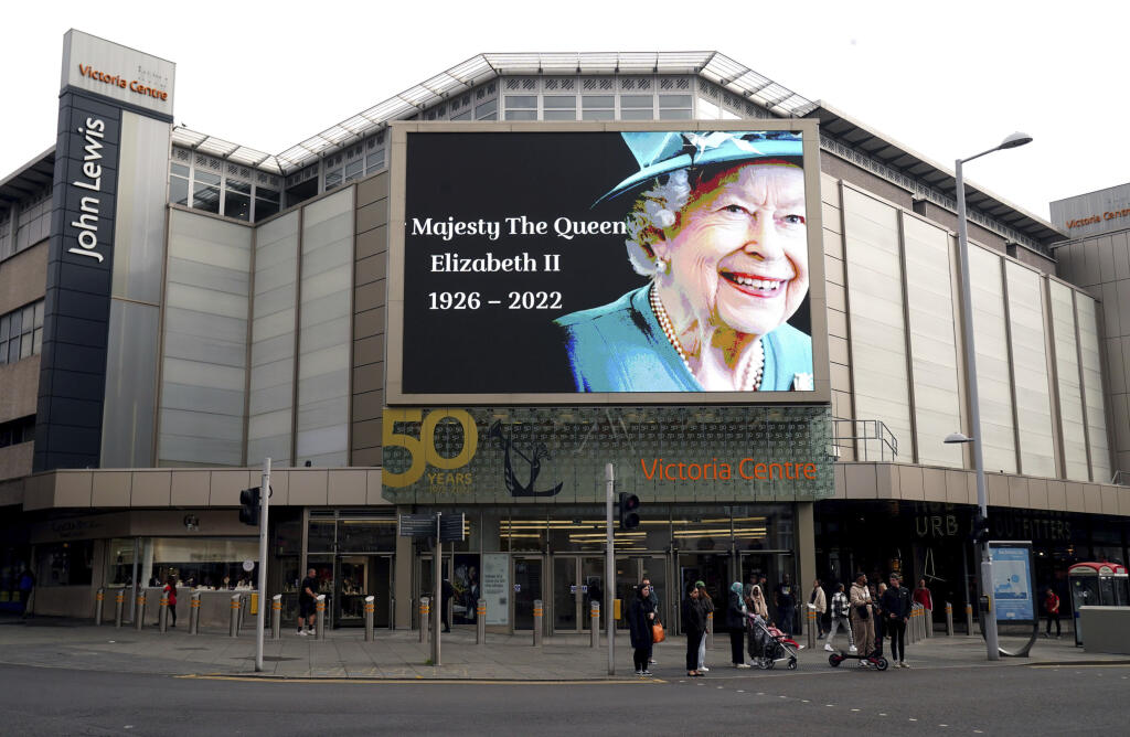 Portrét zosnulej britskej kráľovnej Alžbety II. na reklamnom bilborde na budove Victoria Centre v anglickom Nottinghame 9. septembra 2022.