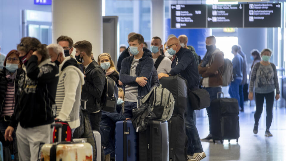 WA 2 Frankfurt - Cestujúci s ochrannými rúškami čakajú v rade na let na Kanárske ostrovy na letisku vo Frankfurte v sobotu 7. novembra 2020. FOTO TASR/AP
Passengers queue for a flight to Gran Canaria at the airport in Frankfurt, Germany, Saturday, Nov. 7, 2020. (AP Photo/Michael Probst)