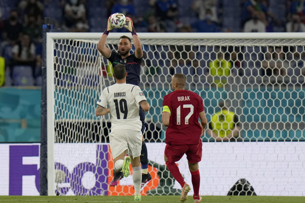 JB 69 Rím - Taliansky brankár Gianluigi Donnarumma chytá loptu pred Talianom Leonardom Bonuccim a Turkom Burakom Yilmazom v zápase A-skupiny Turecko - Taliansko na EURO 2020 vo futbale v Ríme 11. júna 2021. FOTO TASR/AP
Italy's goalkeeper Gianluigi Donnarumma grabs the ball as Italy's Leonardo Bonucci and Turkey's Burak Yilmaz look on, during the Euro 2020, soccer championship group A match between Italy and Turkey, at the Rome Olympic stadium, Friday, June 11, 2021. (AP Photo/Alessandra Tarant