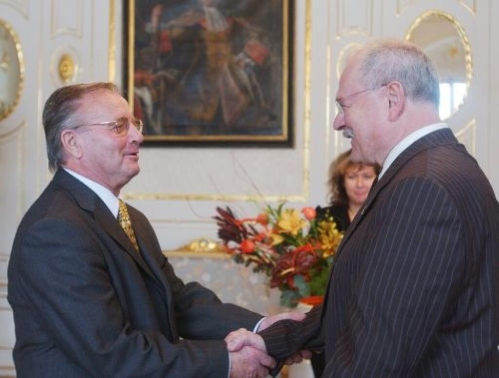 Prezident Ivan Gašparoviè (vpravo) prijal 20. februára 2006 v Bratislave trénera storoèia v slovenskom futbale Jozefa Vengloša (v¾avo) pri príležitosti jeho životného jubilea. FOTO TASR - Štefan Puškáš