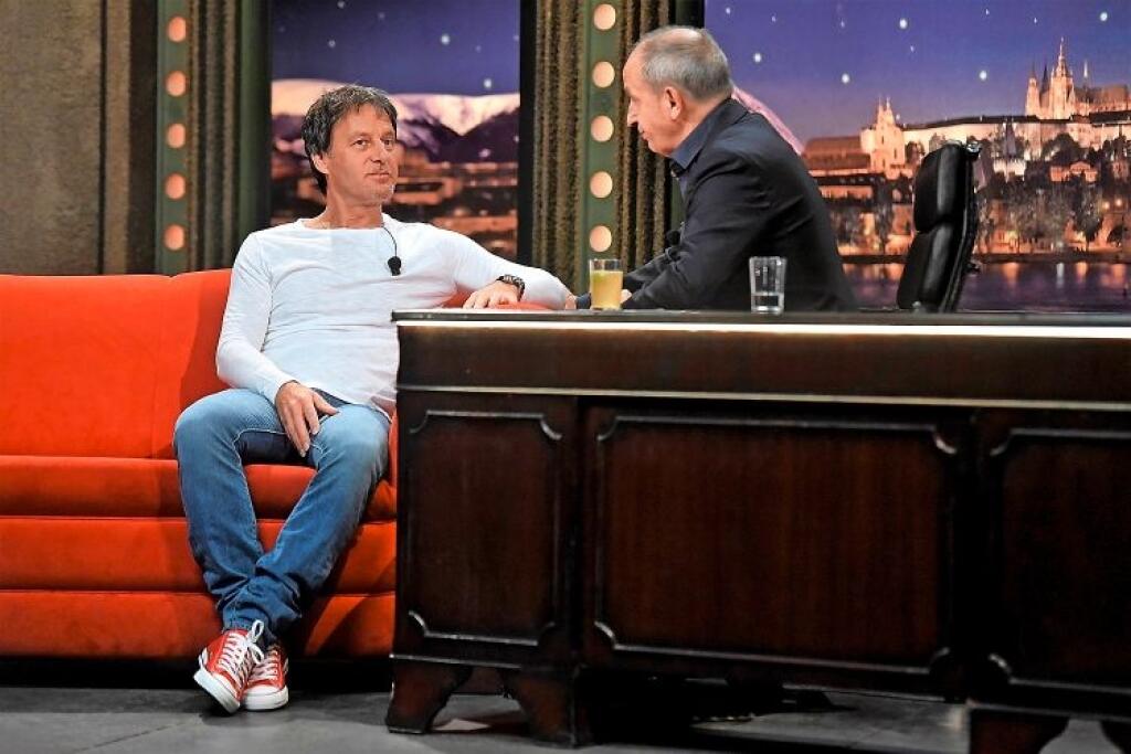 U Jana Krausa. Paľo svoju medializáciu dávkuje. Keďže býva súčasťou televíznej šou, obmedzuje pozvania do relácií či rozhovory. Je to preto, aby „zovšadiaľ nevyskakoval“.