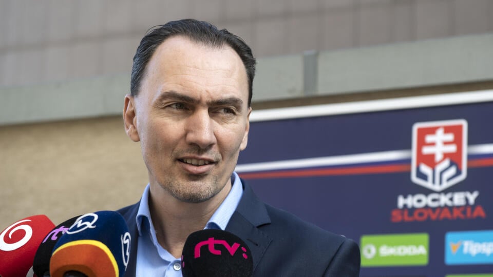 Na snímke prezident Slovenského zväzu ľadového hokeja (SZĽH) Miroslav Šatan počas brífingu po zasadnutí Výkonného výboru SZĽH 7. apríla 2022 v Bratislave. Nové zasadnutie Kongresu SZĽH sa uskutoční 9. mája. FOTO TASR - Pavel Neubauer