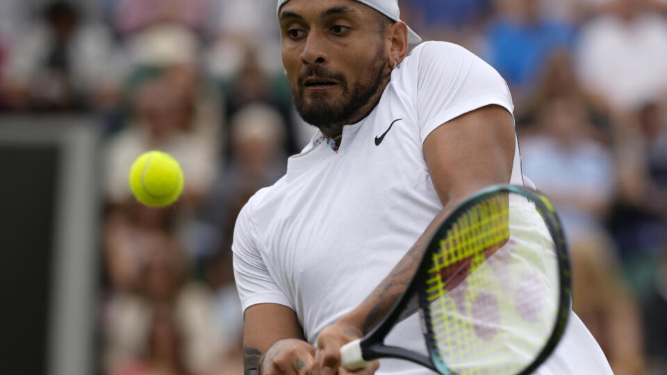 PK 50 Londýn - Austrálsky tenista Nick Kyrgios odvracia úder Srba Filipa Krajinoviča v zápase 2. kola grandslamového tenisového turnaja Wimbledon v Londýne 30. júna 2022. FOTO TASR/AP
Australia's Nick Kyrgios returns to Serbia's Filip Krajinovic, in a second round men's single match on day four of the Wimbledon tennis championships in London, Thursday, June 30, 2022. (AP Photo/Alastair Grant)