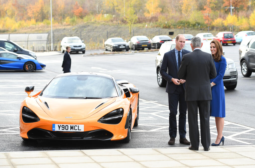 Vojvodkyňa v modrých šatách navštívila 14. novembra 2018 továreň automobilky McLaren v Rotherhame.