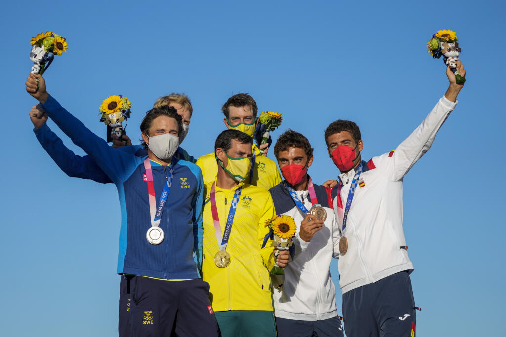 EBE 56 Tokio - Na snímke uprostred austrálski jachtári Mathew Belcher (dole) a Will Ryan pózujú so zlatými medailami v triede 470er na XXXII. letných OH 2020 v Tokiu v stredu 4. augusta 2021. Striebro si vybojovali Švédi Anton Dahlberg, Fredrik Bergström (vľavo), bronz Španieli Jordi Xammar, Nicolas Rodriguez (vpravo). FOTO TASR/AP
From left to right: silver medalists Sweeden's Anton Dahlberg and Fredrik Bergstrom, gold medalists Australia's Will Ryan and Mathew Belcher and bronze medalist's