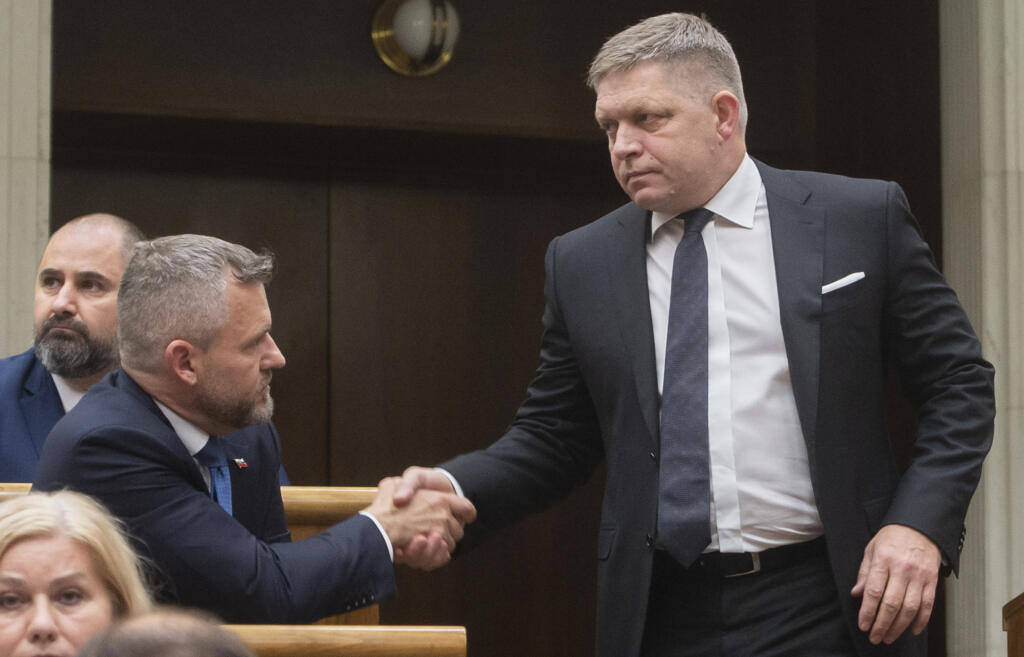 Poslanci Národnej rady (NR) SR v stredajšom hlasovaní neodsúhlasili žiadosť Generálnej prokuratúry (GP) SR o vzatie poslanca Roberta Fica (Smer-SD) do väzby. Na snímke sprava poslanec NR SR Robert Fico (Smer-SD) a nezaradený poslanec Peter Pellegrini si podávajú ruky po hlasovaní 4. mája 2022 v Bratislave. FOTO TASR - Martin Baumann