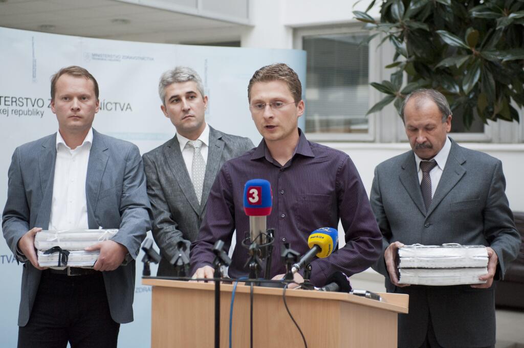 Slovenská lekárská komora má nového prezidenta. Je ním Pavel Oravec (vľavo)