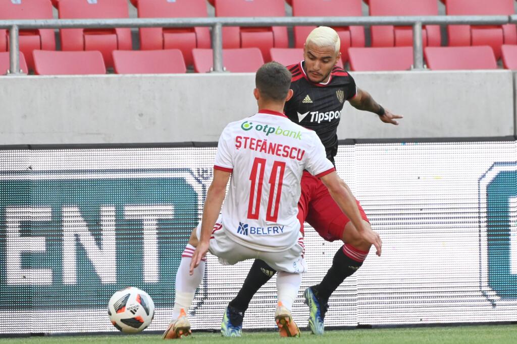 Na snímke vpravo hráč Trnavy Saymon Cabral a hráč Sepsi Marius Stefanescu bojujú o loptu počas zápasu 2. predkola Európskej konferenčnej ligy medzi FC Spartak Trnava a Sepsi OSK v Trnave vo štvrtok 22. júla 2021. FOTO TASR - Lukáš Grinaj