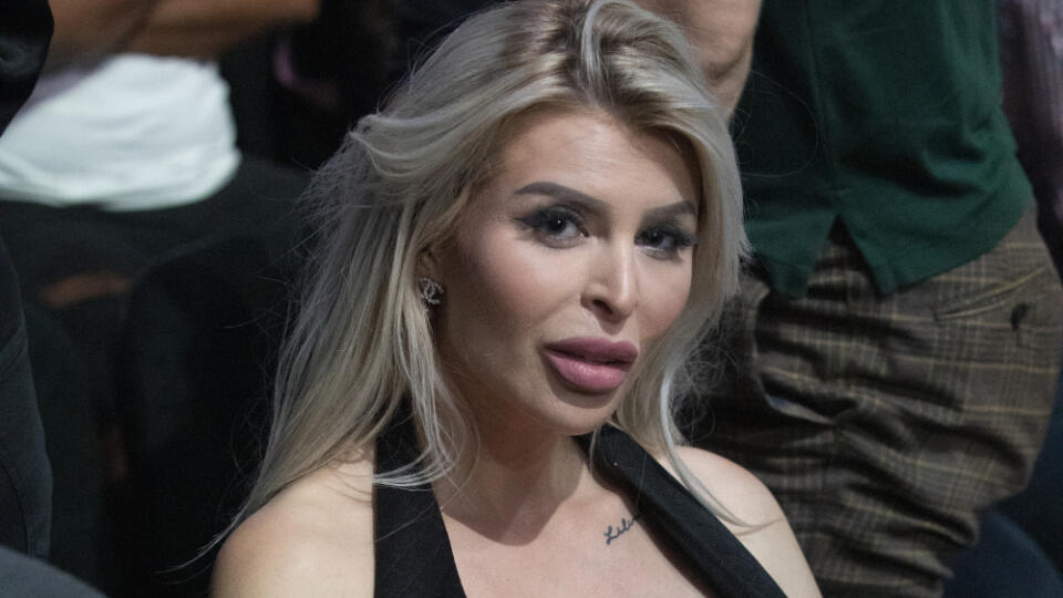 Na snímke je snúbenica českého bojovníka Karlosa Vémolu Slovenská playmate Lela Ceterová. Oktagon 27 MMA, najväčšia česko-slovenská organizácia turnajov bojových športov. Akcia sa uskutočnila na štadióne Ondreja nepelu v Bratislave.