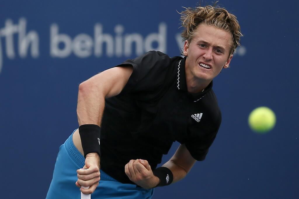 Americký tenista Sebastian Korda podáva proti Srbovi Laslovi Djeremu v zápase 1. kola mužskej dvojhry na turnaji ATP v Cincinnati v utorok 17. augusta 2021. Korda vyhral v dvoch setoch dvakrát 6:4.