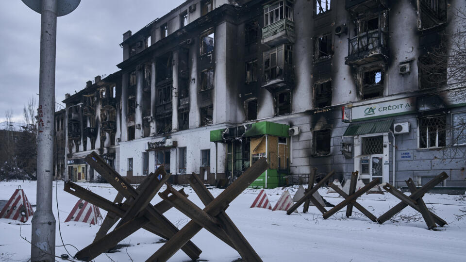 Centrum mesta zničené ruským ostreľovaním v meste Bachmut v Doneckej oblasti na východe Ukrajiny v nedeľu 12. februára 2023. FOTO TASR/AP