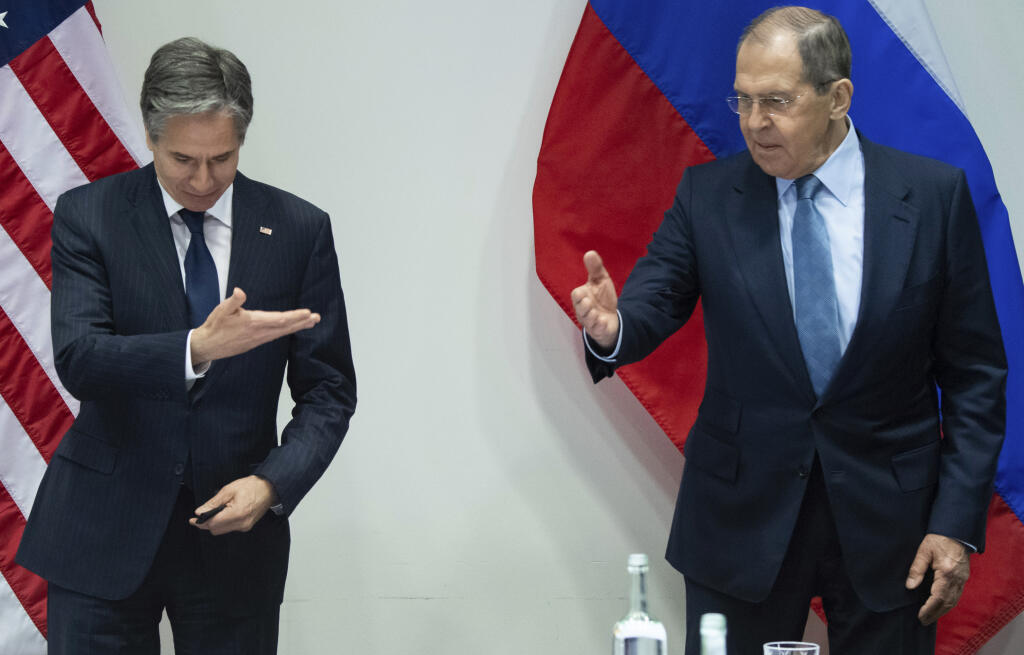 WA 5 Reykjavík - Šéf americkej diplomacie Antony Blinken (vľavo) a jeho ruský rezortný kolega Sergej Lavrov gestikulujú počas stretnutia, ktoré sa konalo popri zasadnutí Arktickej rady v islandskej metropole Reykjavík v stredu 19. mája 2021. FOTO TASR/AP  

U.S. Secretary of State Antony Blinken, left, and Russian Foreign Minister Sergey Lavrov, right, gesture as they arrive for a meeting at the Harpa Concert Hall in Reykjavik, Iceland, Wednesday, May 19, 2021, on the sidelines of the Arctic Cou