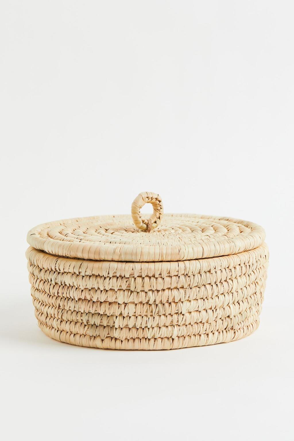 Košík s vekom zo spletenej slamy, H&M Home, 15,99 €