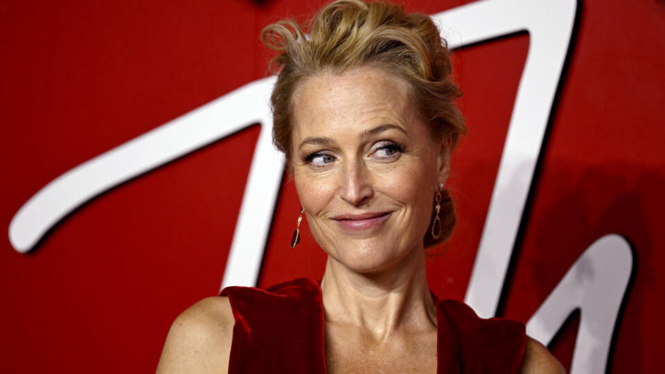 Americká herečka Gillian Anderson prišla na British Fashion Awards v róbe s hlbokým výstrihom