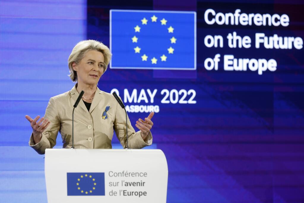JB 6 Štrasburg - Predsedníčka Európskej komisie Ursula Von der Leyenová počas prejavu na Konferencii o budúcnosti Európy v Štrasburgu 9. mája 2022. FOTO TASR/AP 


President of the European Commission, Ursula Von der Leyen, gestures as she delivers a speech during the Conference on the Future of Europe, in Strasbourg, eastern France, Monday, May 9, 2022. Macron traveled to Strasbourg on Monday as the final report on the Conference of Europe was set to be presented by EU institutions leaders. Fra