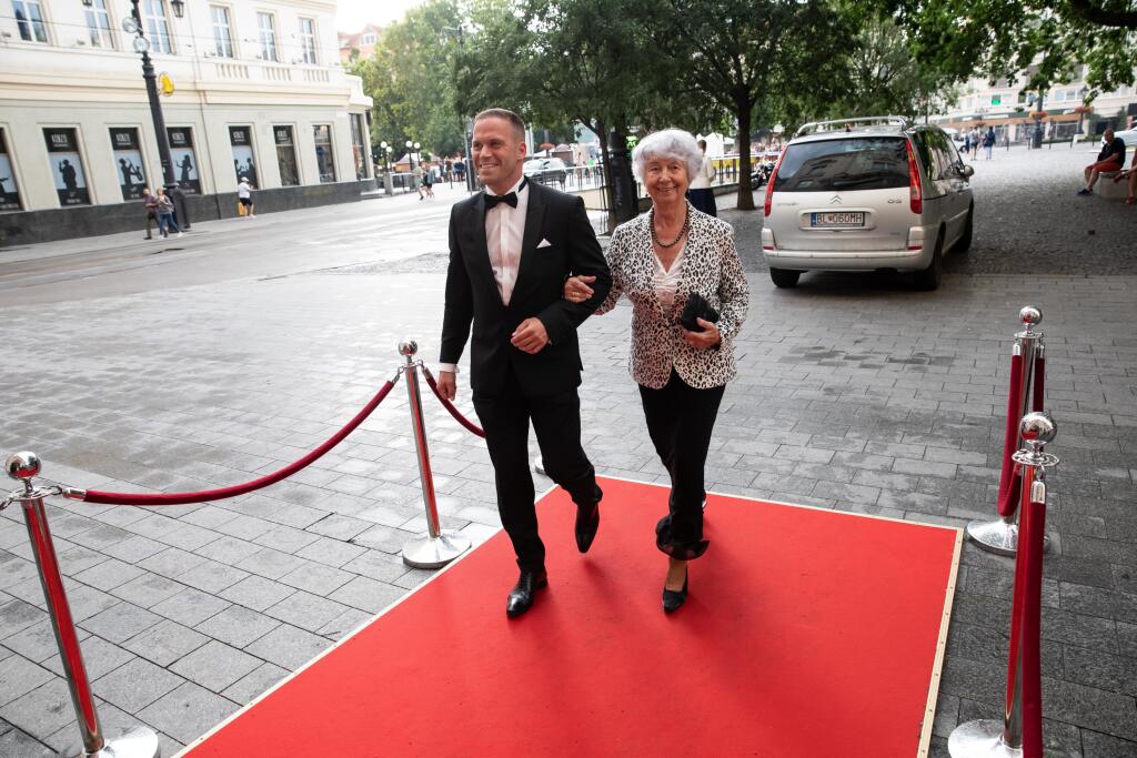 „Myslím si, že áno. Bola celý život veľmi naviazaná na syna a potom aj na vnuka. Posledná udalosť už aj vzhľadom na jej vek poznačila jej ďalší životný osud. Bál som sa toho, že to môže takto skončiť, lebo jej väzba na mladého Duška bola veľmi silná, čo som mohol zažiť osobne niekoľkokrát. Po smrti Dušana staršieho riešila veľa vecí okolo jeho fungovania v hokeji. Bola to veľmi starostlivá babička,“ povedal Paštinský na našu otázku.