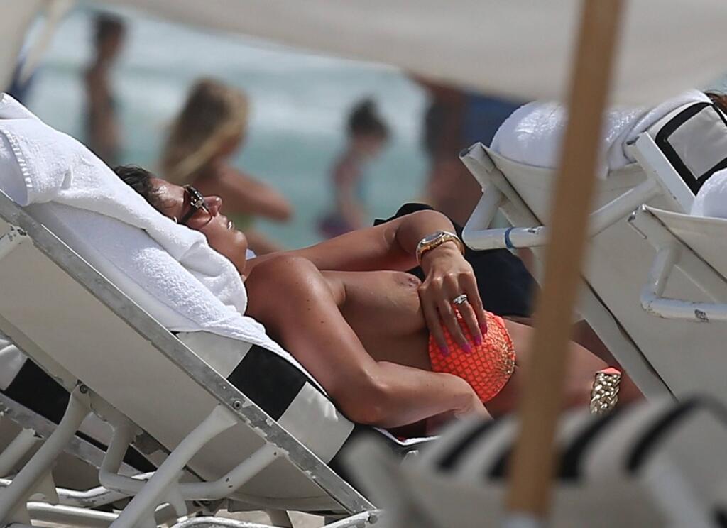 Manželku Martina Škrtela Barboru paparazzi fotografi nafotili v roku 2013 na pláži. Zachytili ju hore bez a odhalili aj tetovanie v intímnych dolných partiách.