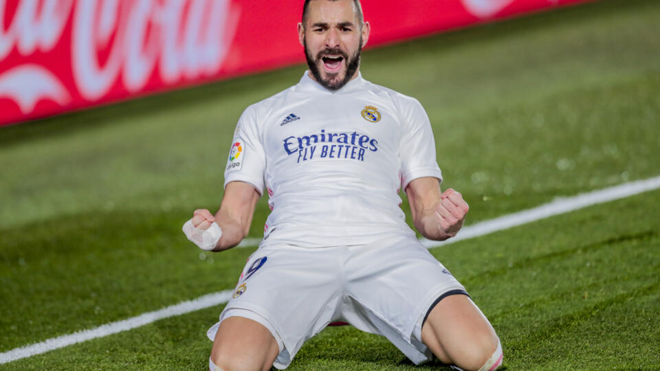 JB 13 Madrid - Hráč Realu Madrid Karim Benzema oslavuje druhý gól vo futbalovom zápase španielskej ligy La Liga Real Madrid - Athletic Bilbao v Madride 15. decembra 2020. FOTO TASR/AP

Real Madrid's Karim Benzema celebrates after scoring his side's second goal during the Spanish La Liga soccer match between Real Madrid and Athletic Club Bilbao at the Alfredo Di Stefano stadium in Madrid, Spain, Tuesday, Dec. 15, 2020. (AP Photo/Bernat Armangue)