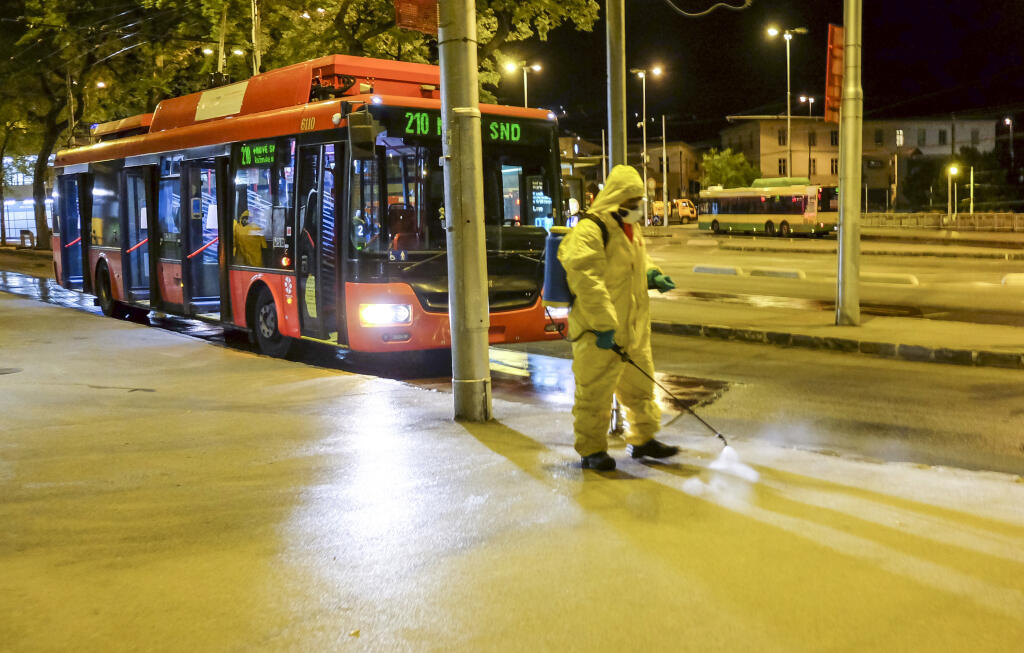 na snimke  - Dezinfekcia MHD zastávok v Bratislave 