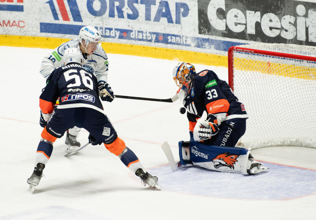 Na snímke zľava Vladimír Mihálik (Michalovce), Adam Sýkora (Nitra) a brankár Michaloviec Tomáš Vošvrda v zápase 5. kola hokejovej Tipos extraligy medzi HK Nitra - HK Dukla Ingema Michalovce 30. septembra 2022 v Nitre. FOTO TASR - Henrich Mišovič