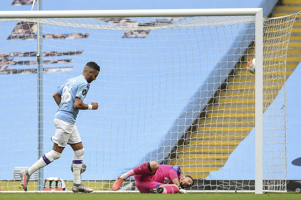 JB 34 Manchester - Hráč Manchesteru City Riyad Mahrez strieľa druhý gól cez slovenského brankára Newcastle Martina Dúbravku vo futbalovom zápase anglickej Premier League Manchester City - Newcastle v Manchesteri 8. júla 2020. FOTO TASR/AP
Manchester City's Riyad Mahrez scores during the English Premier League soccer match between Manchester City and Newcastle at the Ethiad Stadium in Manchester, England, Wednesday, July 8, 2020. (Oli Scarff/Pool via AP)