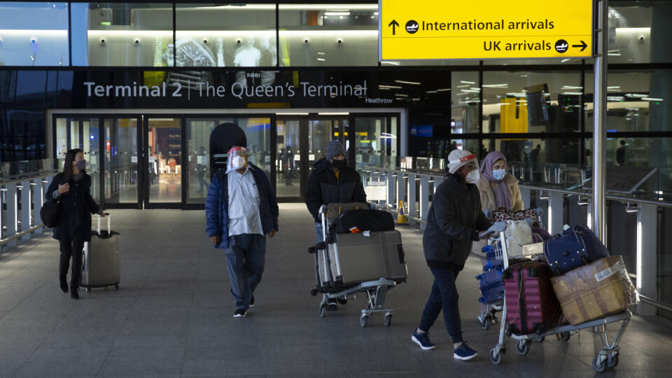 JB 46 Londýn - Pasažieri kráčajú s batožinou po ich prílete na medzinárodnom letisku Heathrow v Londýne 26. januára 2021. Británia čoskoro zavedie povinnú karanténu v hoteloch pre cestujúcich zo zahraničia. S odvolaním sa na britskú televíziu ITV o tom v pondelok informoval denník The Guardian. Podľa novinára Paula Branda hotelové reťazce očakávajú, že vláda v utorok oznámi nútenú karanténu pre tých, ktorí pricestujú do Británie. FOTO TASR/AP
People push their luggage as they leave the arrivals