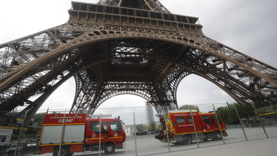 Muž, ktorý chcel skočiť z Eiffelovej veže, sa podrobí vyšetreniu na psychiatrii