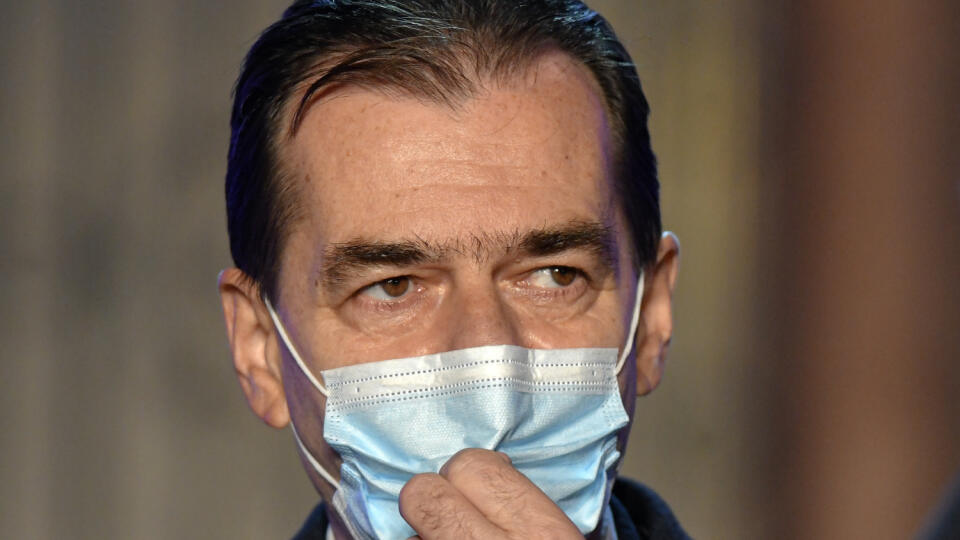 JB 3 Bukurešť - Rumunský premiér a líder vládnucej Národnej liberálnej strany (PNL) Ludovic Orban si napráva ochranné rúško po vyhlásení predbežných výsledkov parlamentných volieb v sídle strany v Bukurešti 6. decembra 2020. Súboj vládnucej Národnej liberálnej strany (PNL) premiéra Ludovica Orbana a opozičnej Sociálnodemokratickej strany (PSD) v nedeľňajších parlamentných voľbách v Rumunsku je veľmi tesný. Vyplýva to z predbežných výsledkov na základe exit pollov, o ktorých informovala agentúra